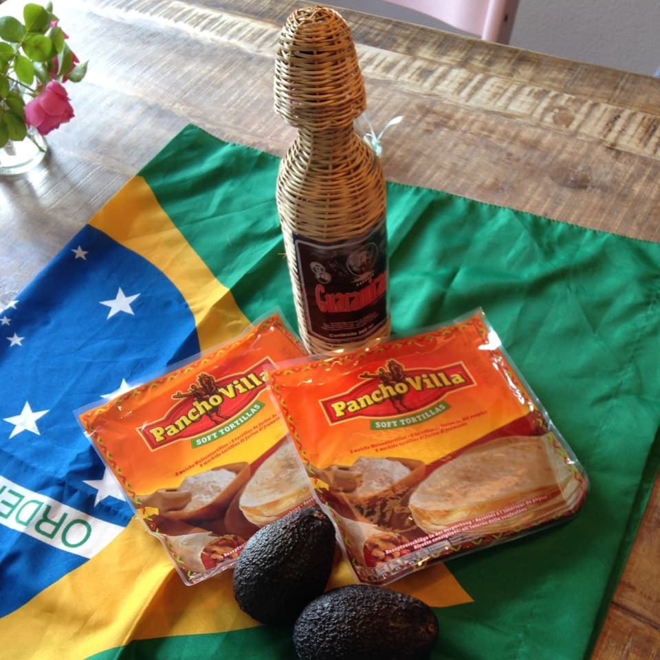 Eine Brasilien-Flagge darauf liegen Acocados und Torillas.