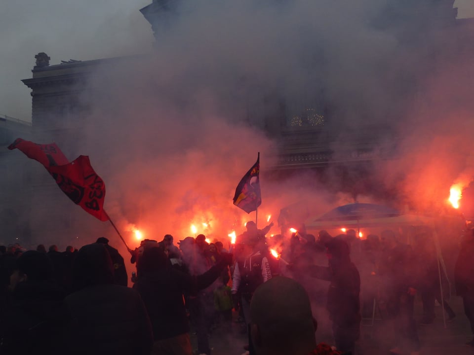 Fans zünden auf dem Bundesplatz Pyros.