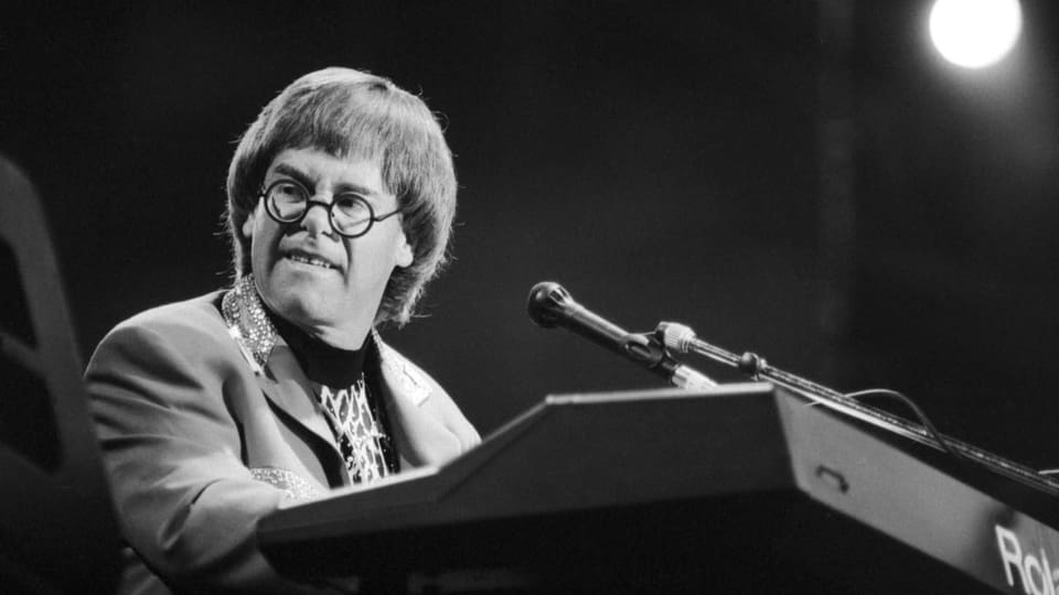 Elton John am Klavier