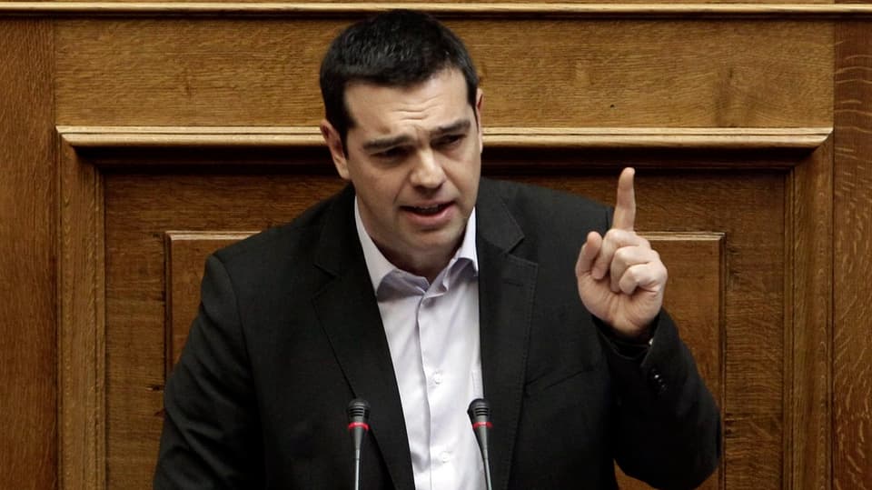 Tsipras im Porträt am Rednerpult im Athener Parlament.