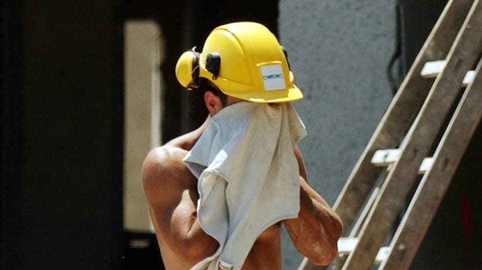 Ein Bauarbeiter schwitzt.