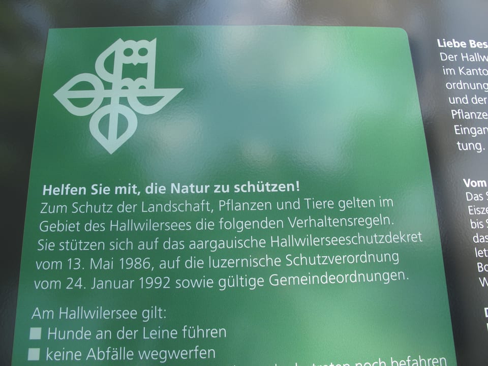 Info-Tafel zum Naturschutzgebiet Hallwilersee. 