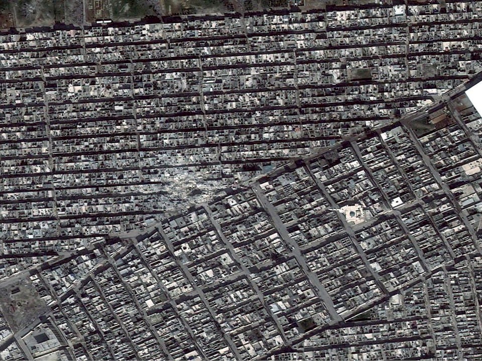 Satellitenfoto Aleppos, darauf deutlich sichtbar ein Bombeneinschlag.