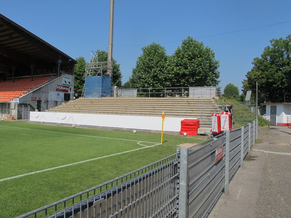 Stehtribüne im Stadion Brügglifeld. 