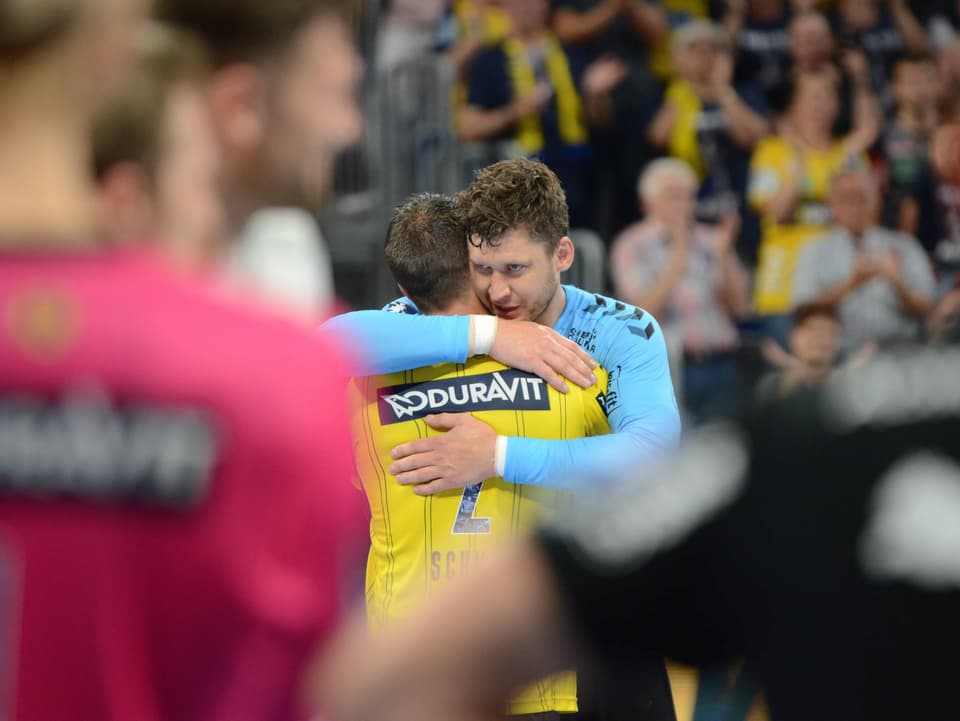 Kiel-Goalie Niklas Landin, der Bundesliga-MVP der letzten Saison, verabschiedet sich von Andy Schmid.