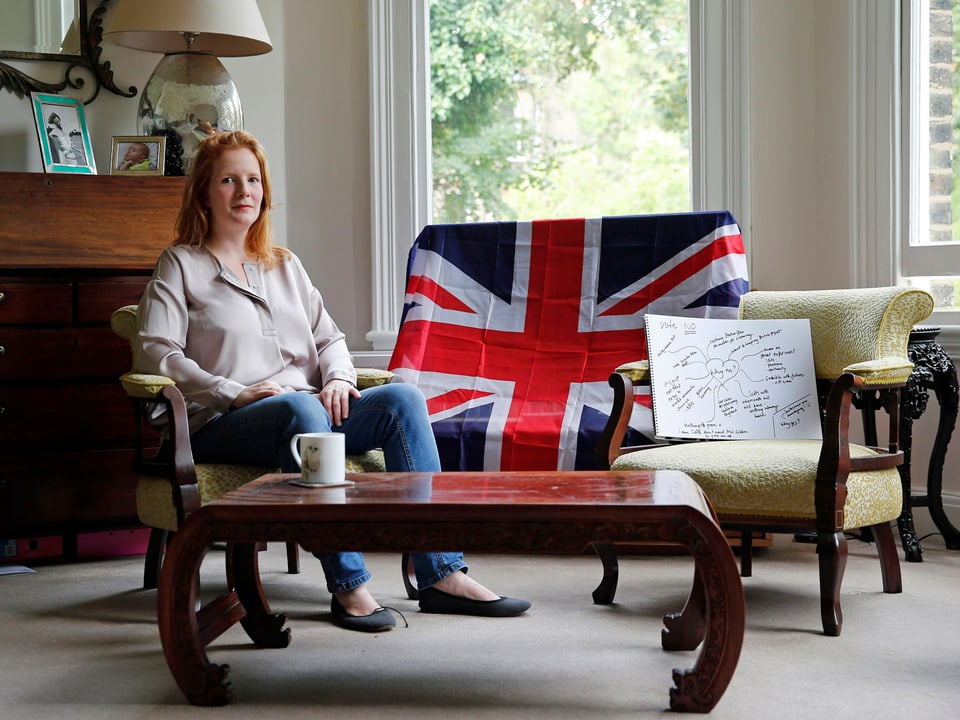 Die Schottin Ruth posiert in ihrem Wohnzimmer in London mit der britischen Nationalflagge auf dem Sofa. (reuters)