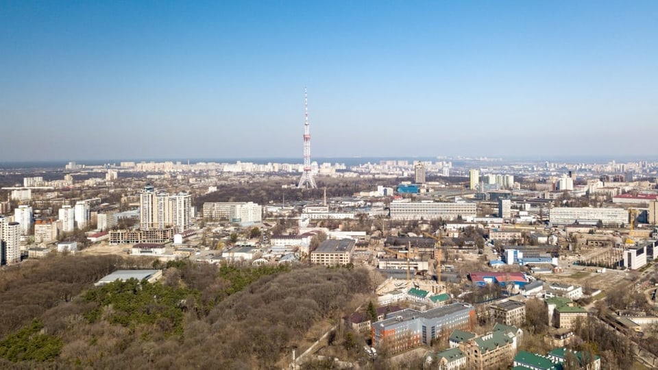 Panoramaaufnahme von Kiew mit dem Fernsehturm im Zentrum. 