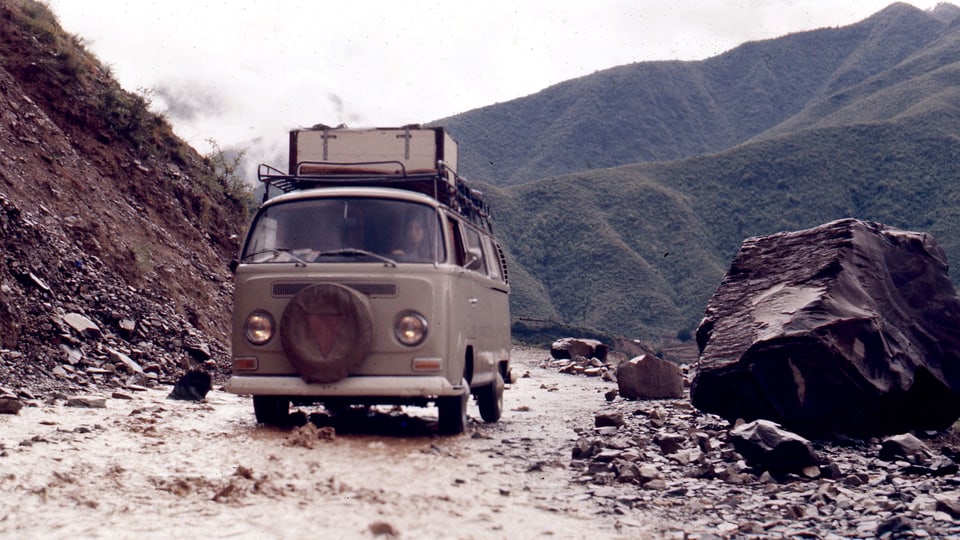 Ein VW-Bus zwischen Felsen und auf einer g