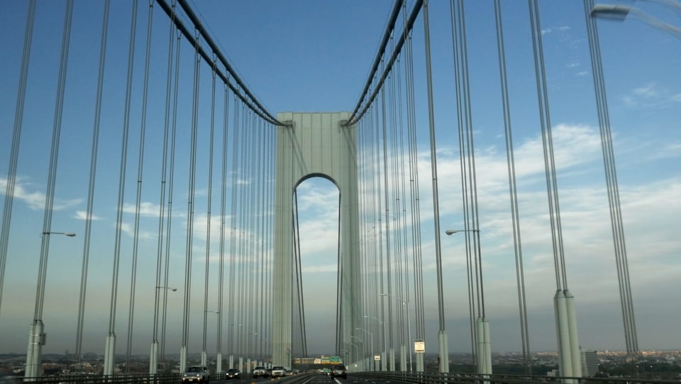 Das Bild wurde an Anfang der der Verrazano-Brücke aufgenommen. Man sieht riesige Türme und Stahlseile.