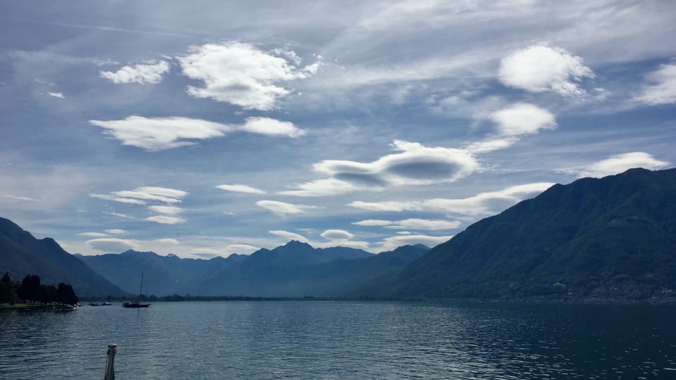 Altocumulus lenticularis am Dienstagvormittag über dem Lago Maggiore.