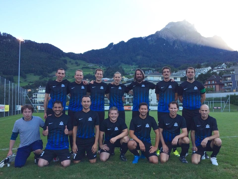 Die Senioren des FC Inter Altstadt im klassischen schwarz/blauen 