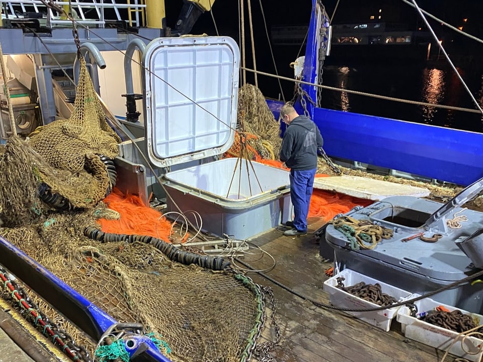 Der Seezungenfischer Cor Vonk auf einem Boot