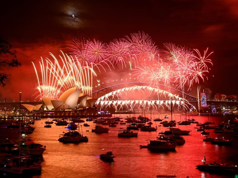 Feuerwerk in Sydney über dem Opernhaus und der Harbour-Bridge.