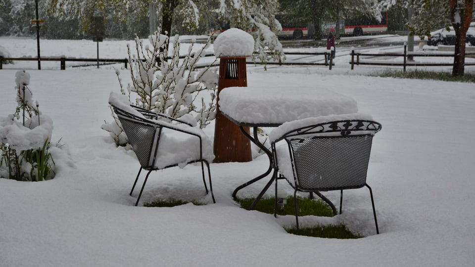 Gartensitzplatz im Schnee.