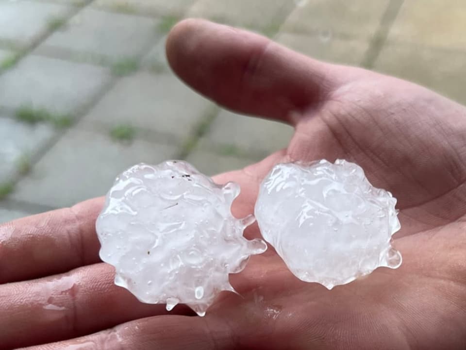 Hagelkörner in einer Hand in Pingpongball Grösse