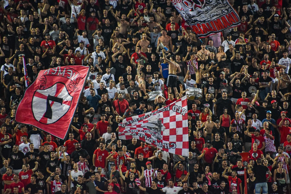 Im Hafen von Piräus ist die Ziffer 7 allgegenwärtig. Sie verkörpert für Olympiakos den Heimblock und die «heilige Zahl».