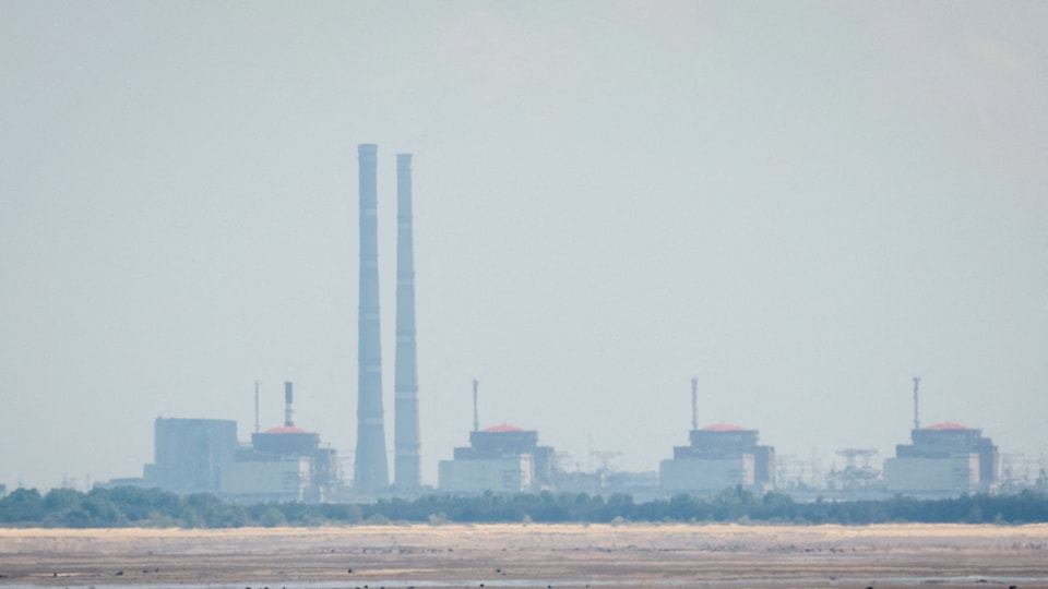 Ein Blick auf das Kernkraftwerk Saporischja vom Ufer des Kachowka-Stausees in der Nähe der Stadt Nikopol.