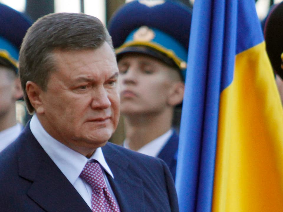 Viktor Janukowitsch mit der gelb-blauen Fragge der Ukraine.