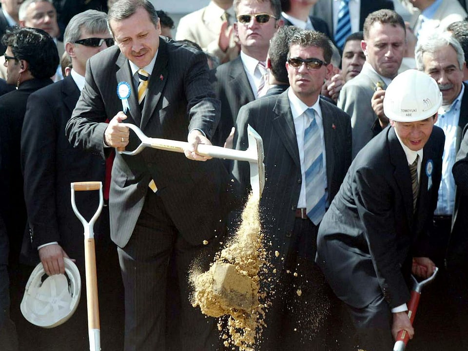 Der türkische Premier Recep Erdogan 2004 beim Spatenstich.