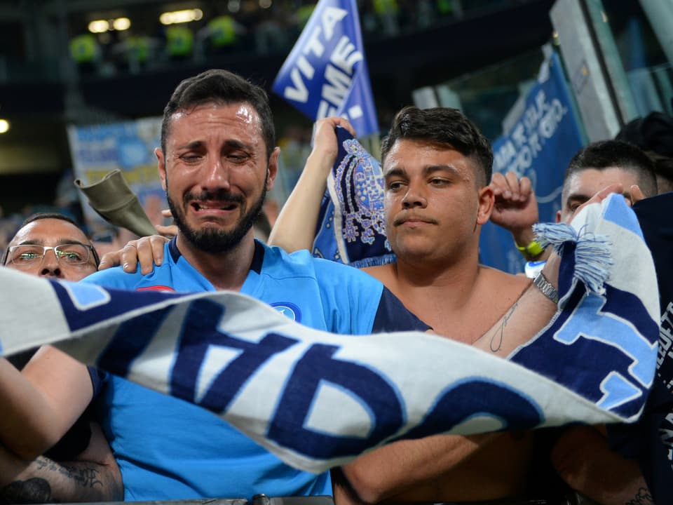 Ein Napoli-Fan weint.