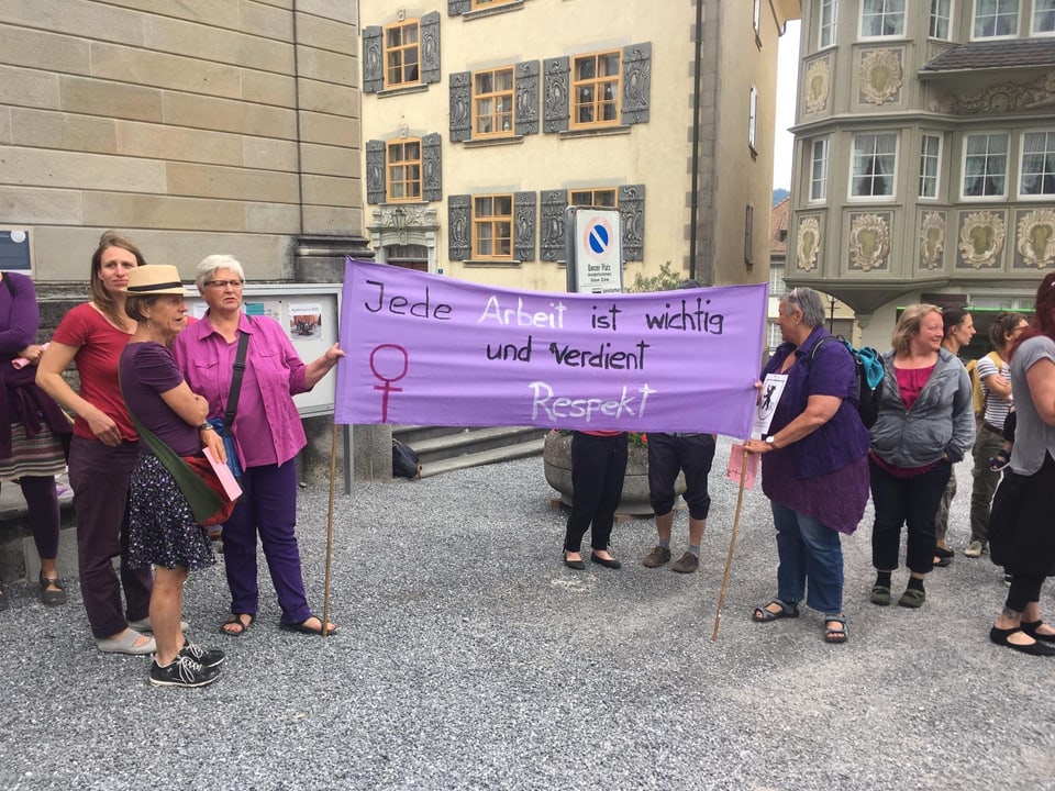 Teilnehmerinnen des Frauenstreiks auf dem Landsgemeindeplatz in Trogen.