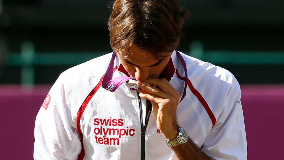 Roger Federer küsst seine olympische Silbermedaille.