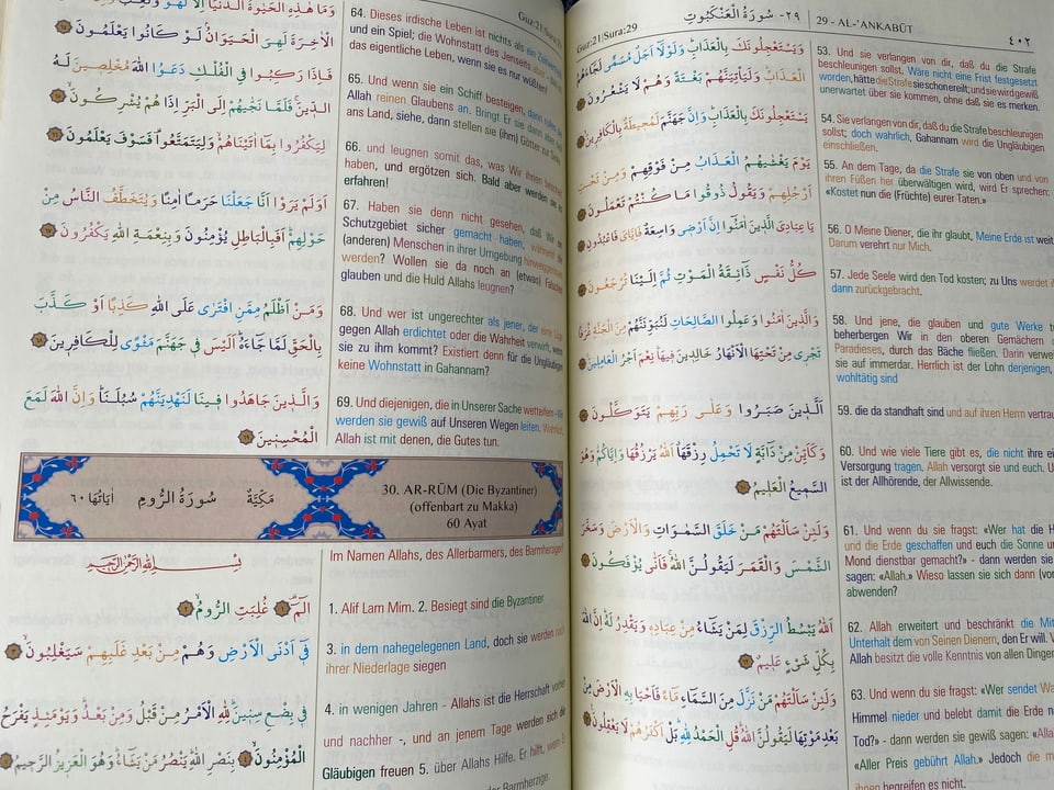 Damit Meryem aber nicht nur den Klang der Wörter auswendig kann, sondern auch die Bedeutung versteht, hat sie einen besonderen Koran: Hier steht direkt die deutsche Übersetzung neben dem arabischen Text.