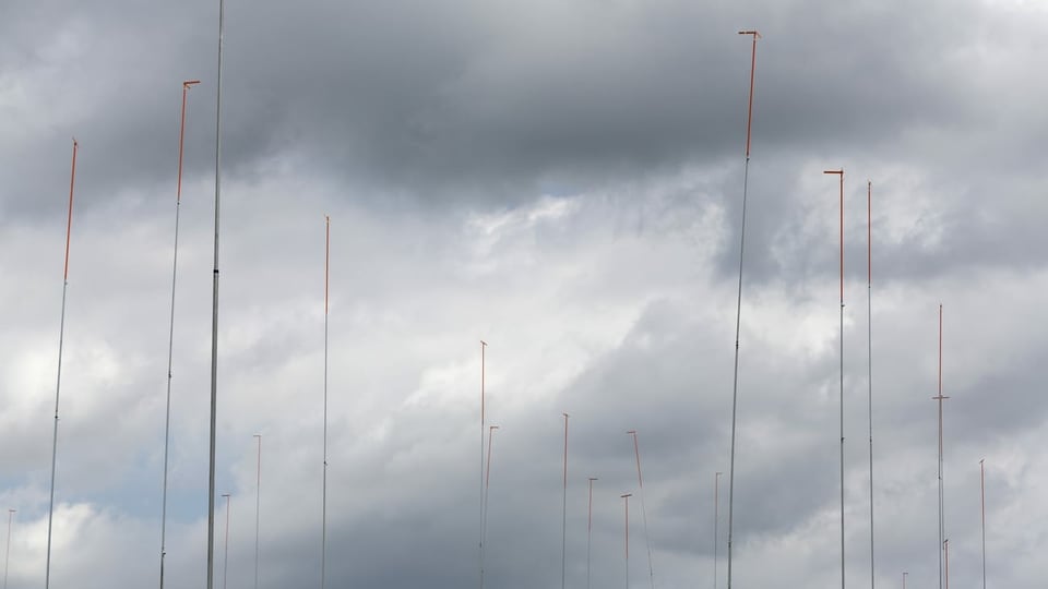 Ein Baugespann ragt in den Himmel.