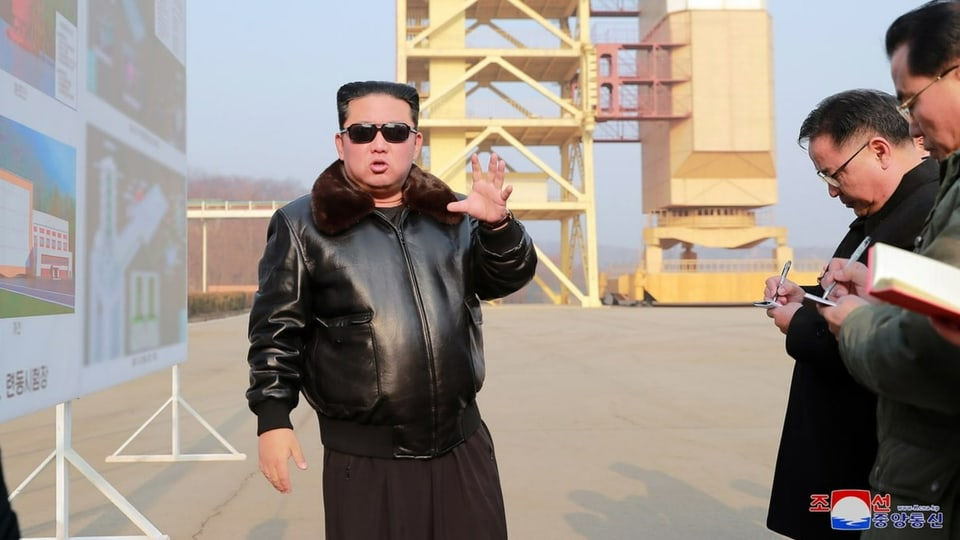 Undatiertes Foto der staatlichen Nachrichtenagentur KCNA zeigt Machthaber Kim Jong Un auf einem Satellitenstartplatz