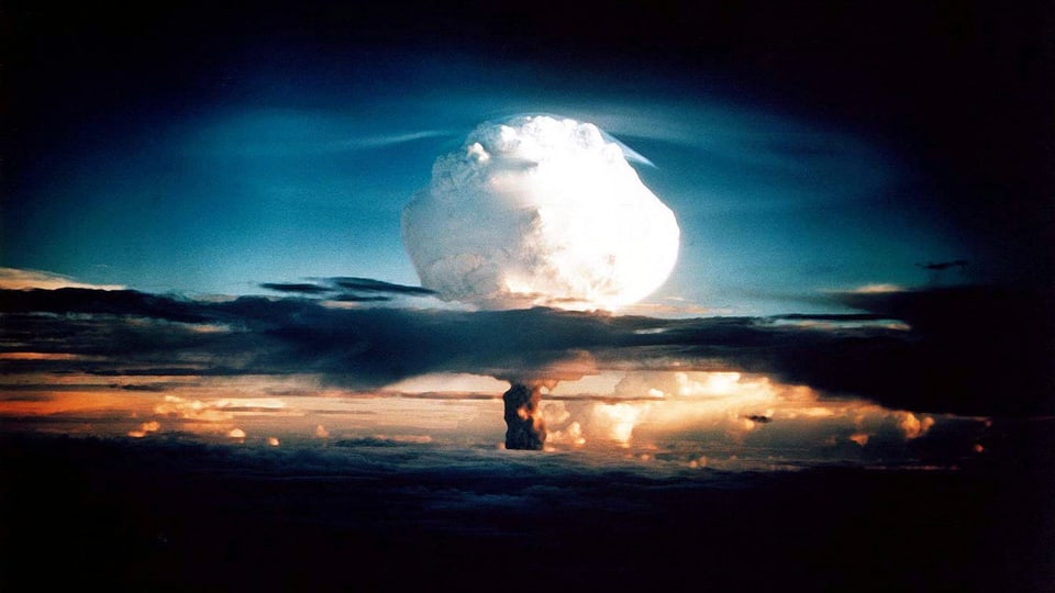 Die erste getestete Wasserstoffbombe detoniert.