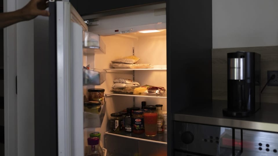 Ein geöffneter und beleuchteter Kühlschrank