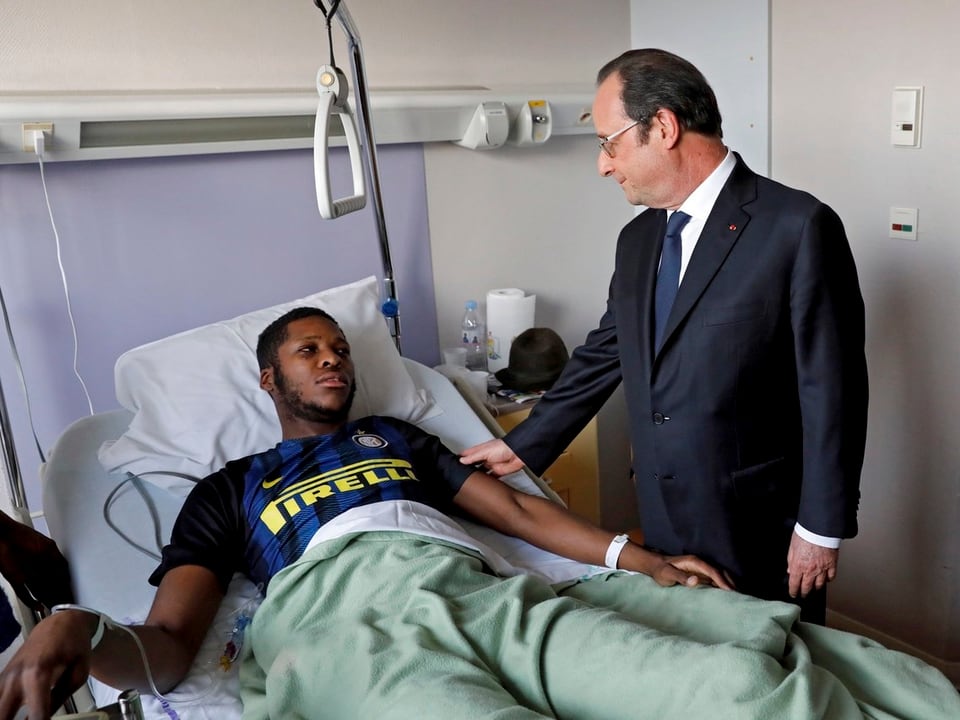 Hollande am Krankenbett eines Mannes