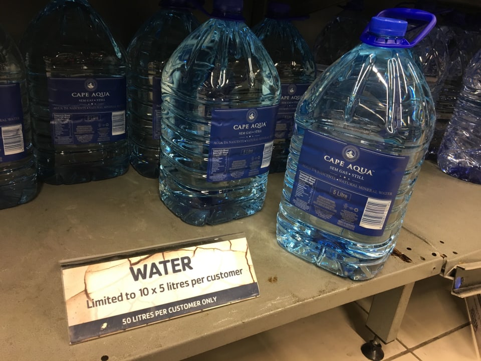 5-Liter-Wasserflaschen in einem Geschäft.
