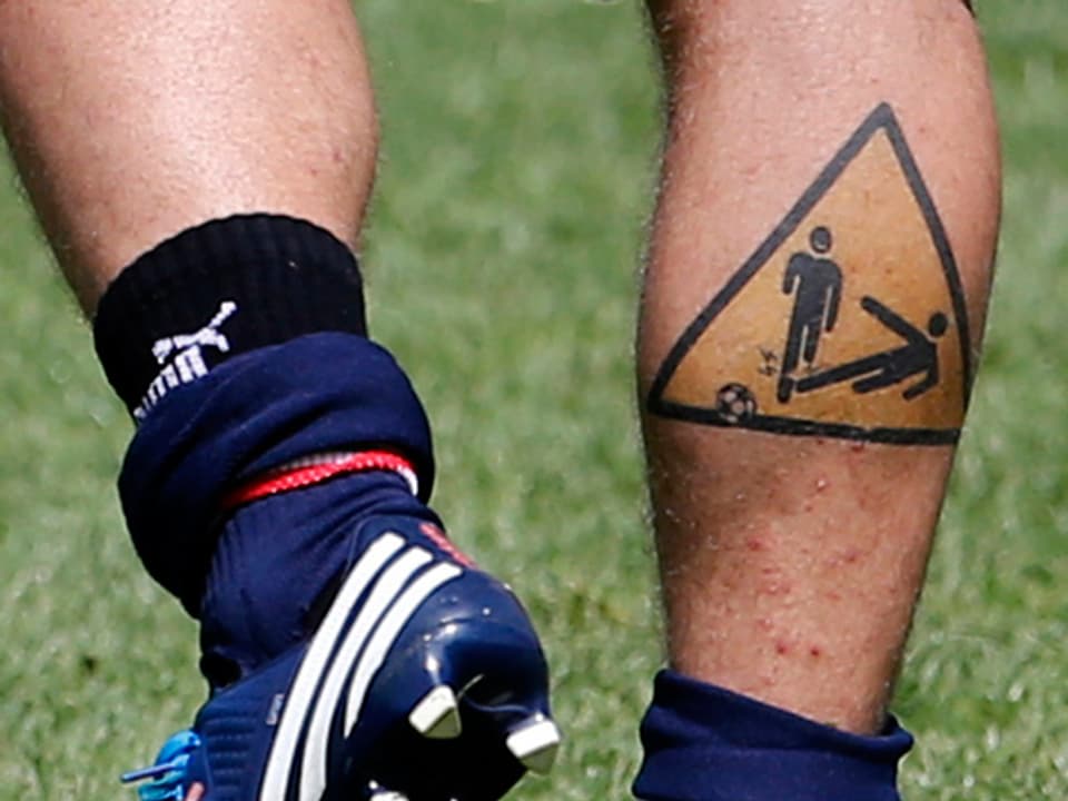 Warnschild-Tattoo auf der Wade von Daniele de Rossi.