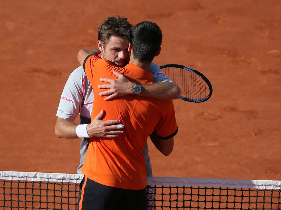 Wawrinka und Djokovic umarmen sich am Netz nach dem Spiel