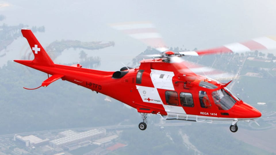 Ein Hubschrauber des Typs Agusta in den Alpen.