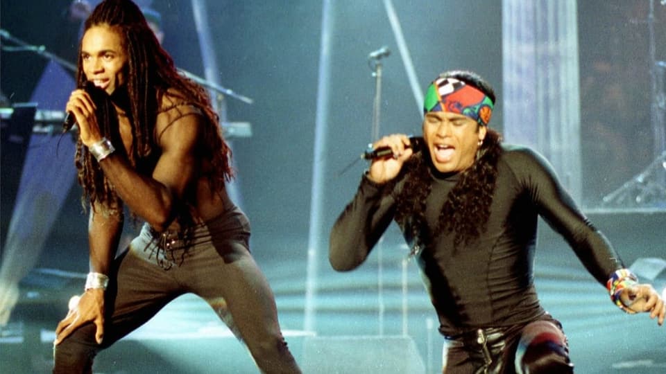 Zwei schwarze Tänter performen ein Lied während einer TV-Show