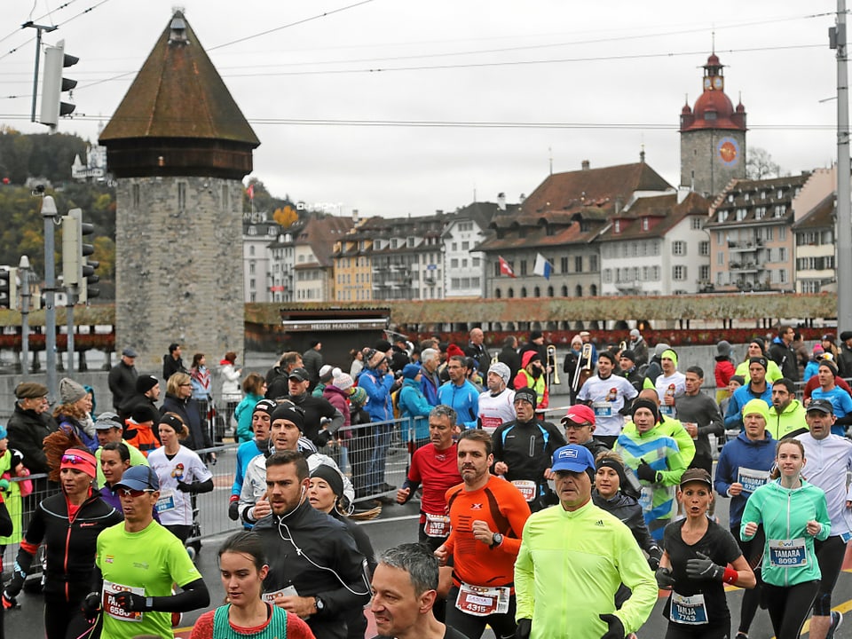 Läufer auf Seebrücke in Luzern.