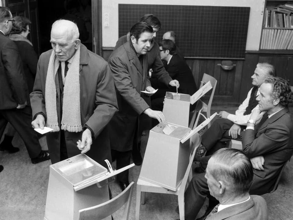 Männer in einem Stimmlokal.