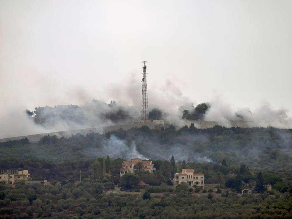Austeigender Rauch über Dorf im Südlibanon nach israelischem Bombardement