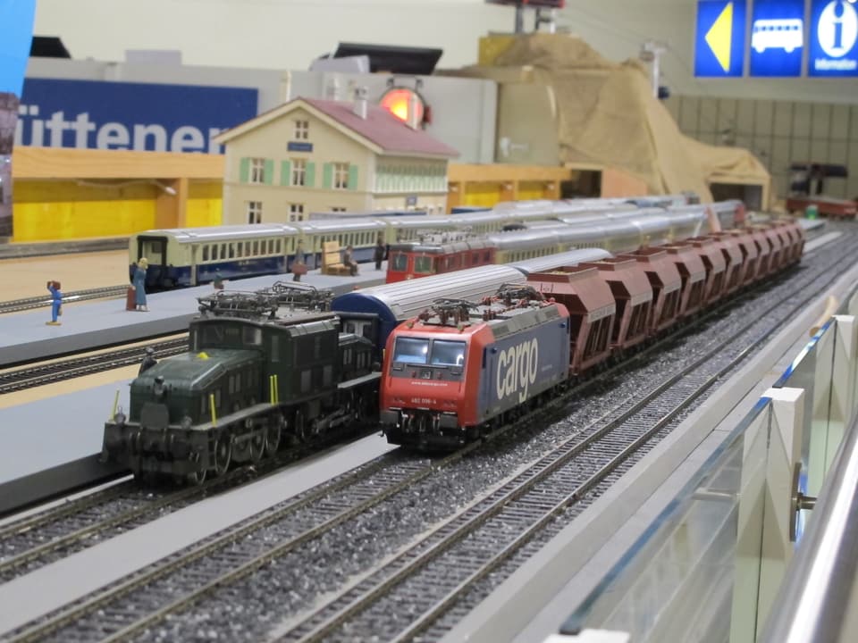 Zwei Modellzüge in einem Bahnhof