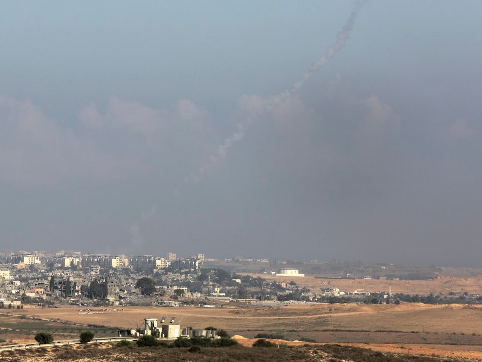 Im nördlichen Gazastreifen steigt eine Rakete Richtung Israel in die Luft. 