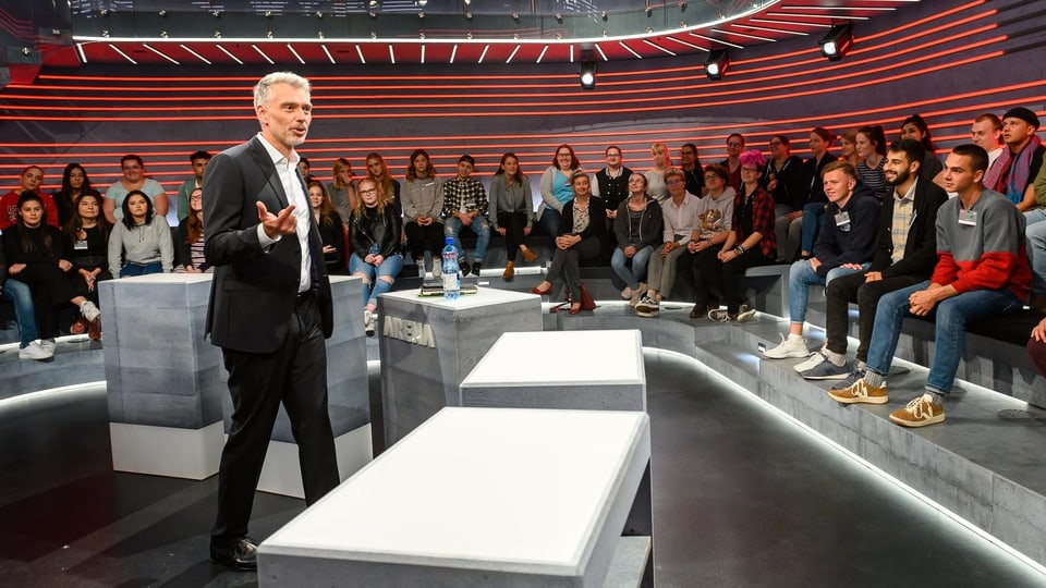 Beim «Meet and Greet» im «Arena»-Studio: Moderator Sandro Brotz 