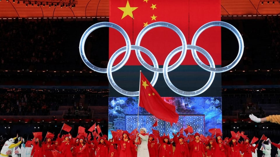 Chinesen schwenken Flaggen während der Eröffnungsfeier.