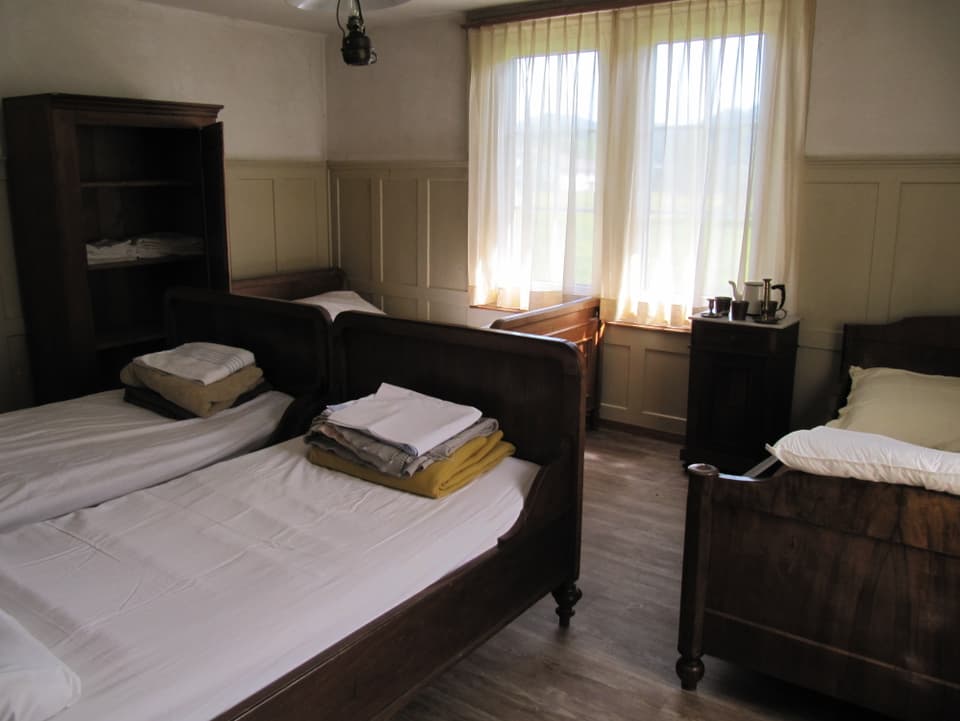 Schlafzimmer eingerichtet im stil von 1914, mit Betten, Nachttischen, Schrank