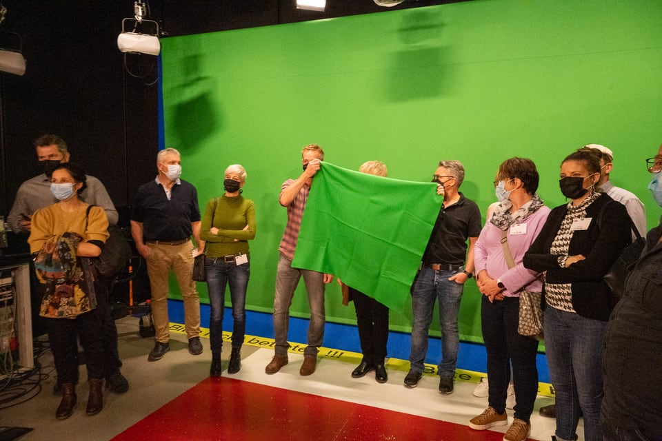 Die Gruppe der Bürgergemeinde Etziken im Green-Screen-Studio …