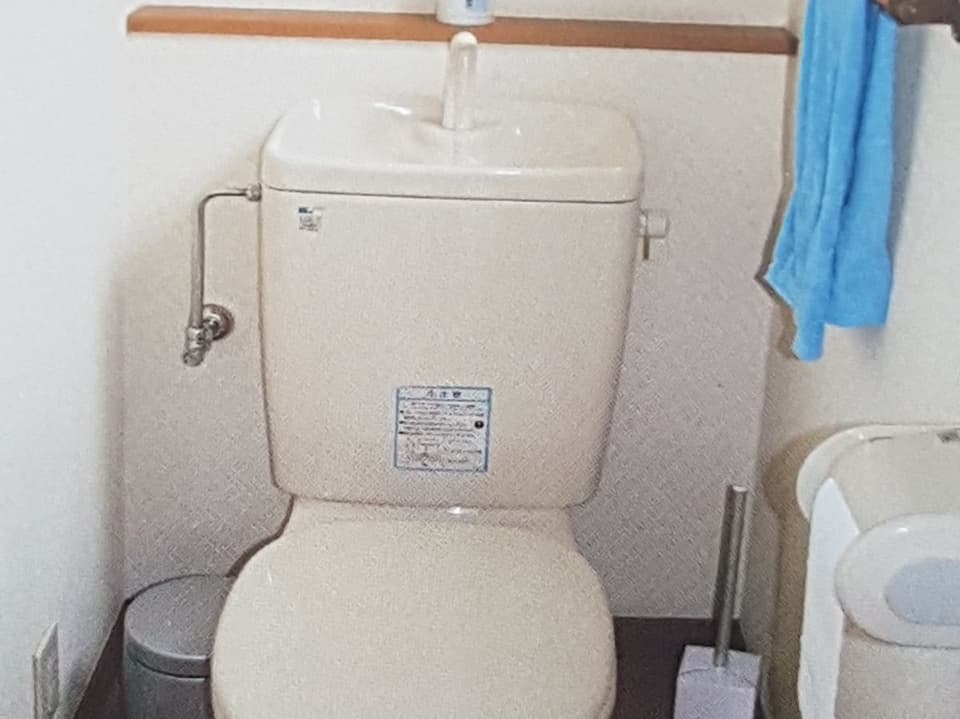 WC mit Hahn auf dem Spühlkasten.