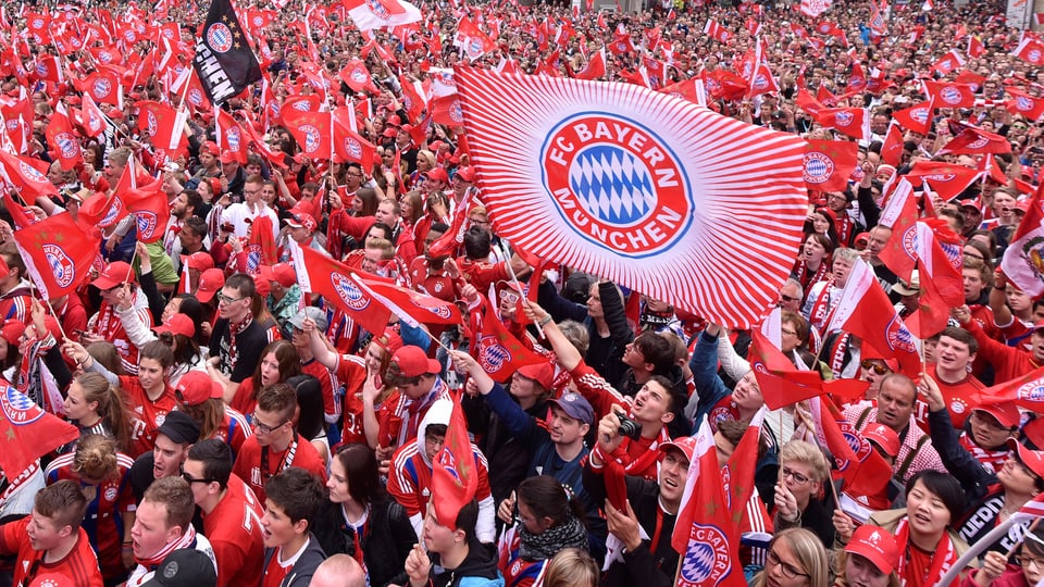 Bayern München Transparent in Fanmenge