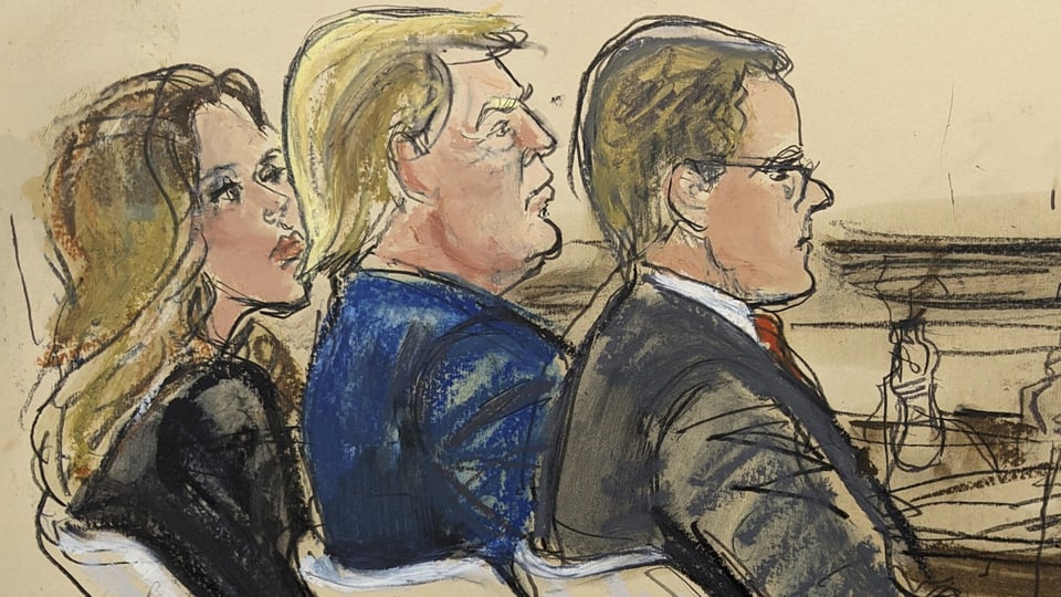 Trump sitzt zwischen seiner Anwältin Alina Habba (links) und seinem Anwalt Christopher Kise (rechts).