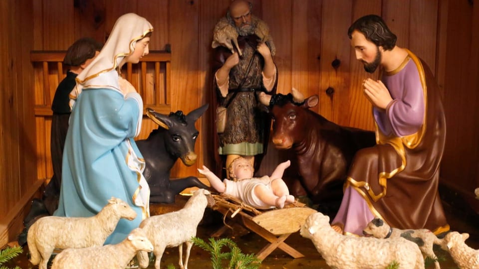 Krippe mit Jesuskind, Maria, Josef und Tieren.